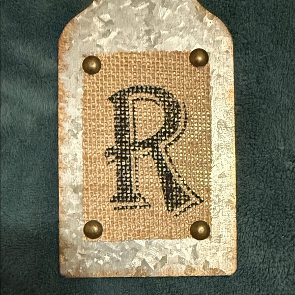 Rustic Hanging Tag with Letter R - Picture 2 of 4